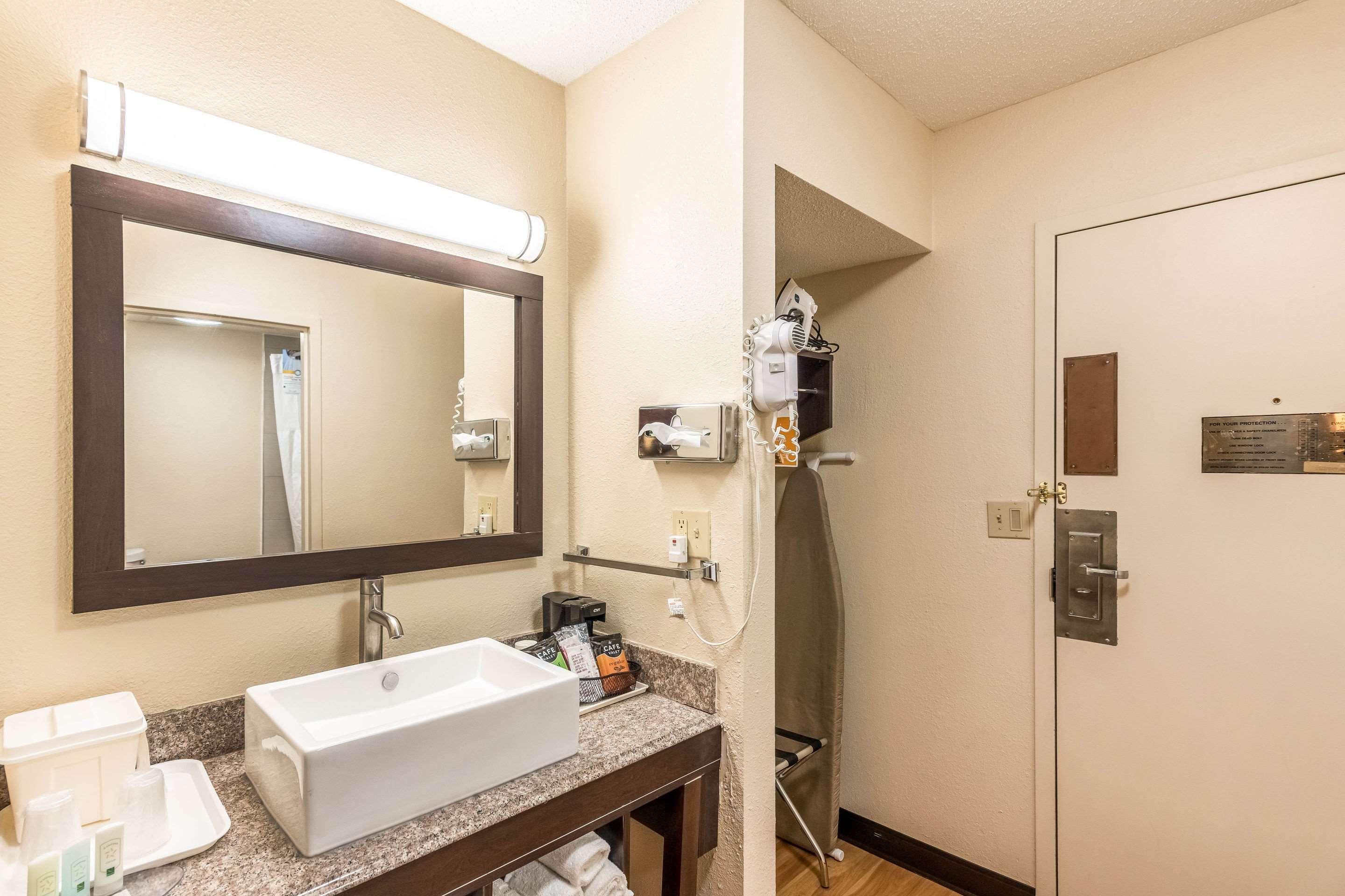 Colby Inn And Suites Esterno foto