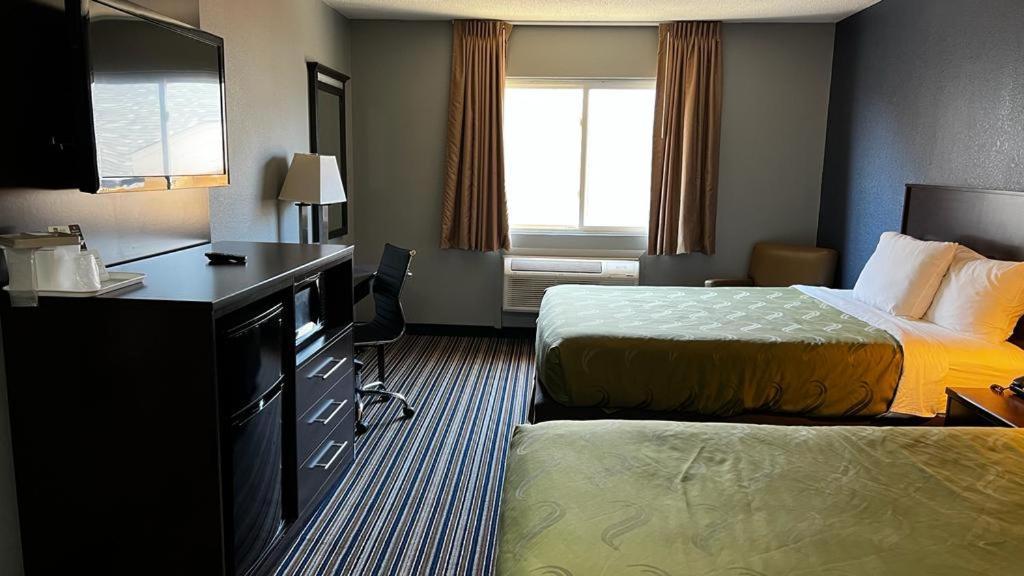 Colby Inn And Suites Esterno foto