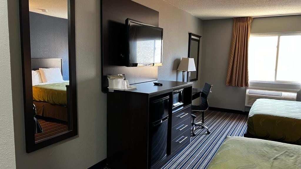 Colby Inn And Suites Esterno foto
