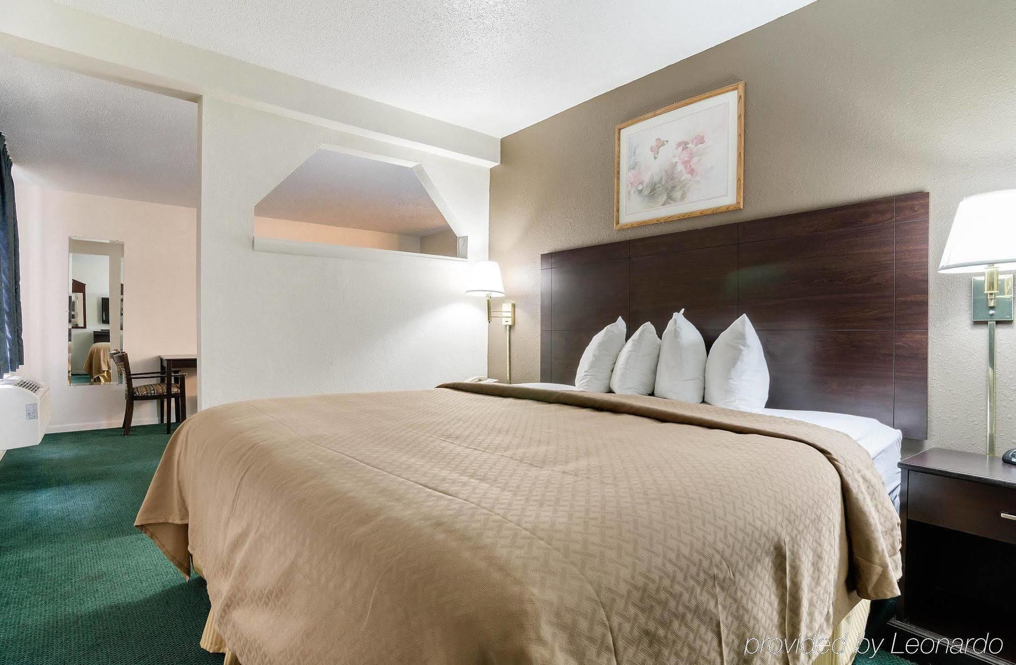 Colby Inn And Suites Esterno foto
